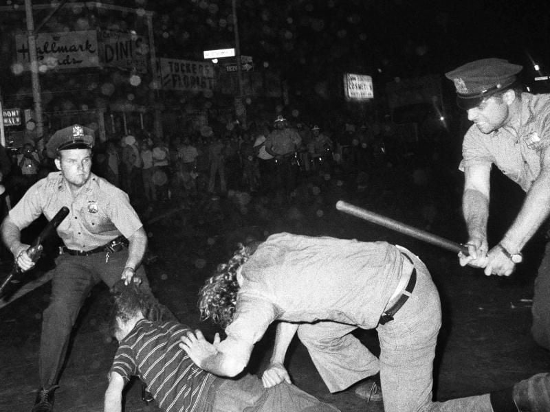Polizeibeamte gehen 1970 mit Schlagstöcken nach einem Gay-Power-Marsch in New York gegen junge Männer vor. Foto: Anonymous/AP