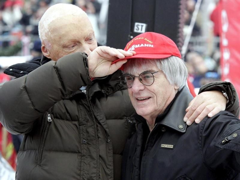 Niki Lauda (l) setzt 2006 dem damalige Formel-1-Chef Bernie Ecclestone seine rote Kappe auf. Foto: Harald Schneider/APA