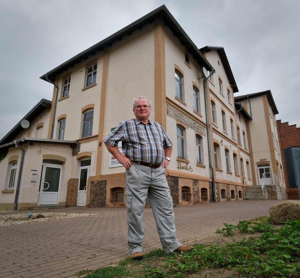 Der Niemberger Ortschronist Herbert Kleinau steht vor der alten Molkerei.