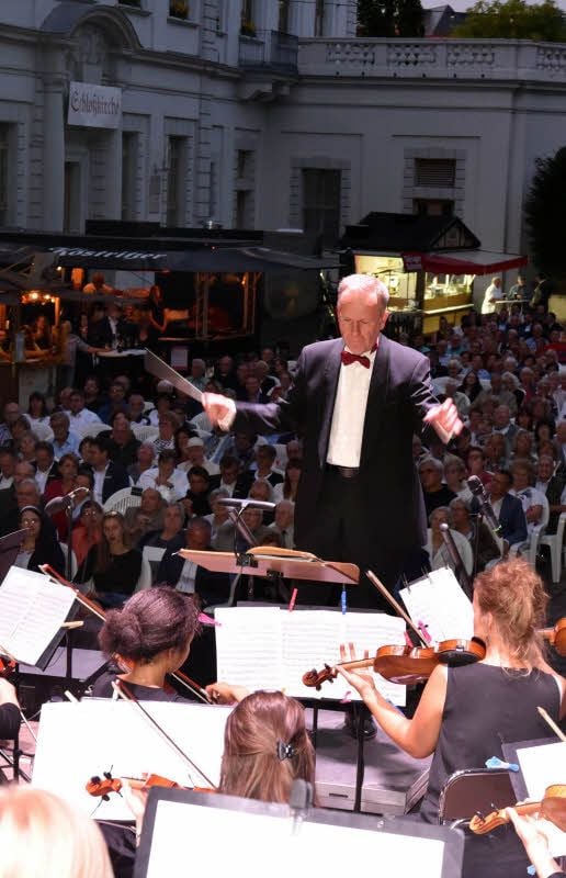Auf der Bühne zu Füßen des Schlossturms spielt am Donnerstagabend das Akademische Orchester Halle unter der Leitung von Matthias Erben.