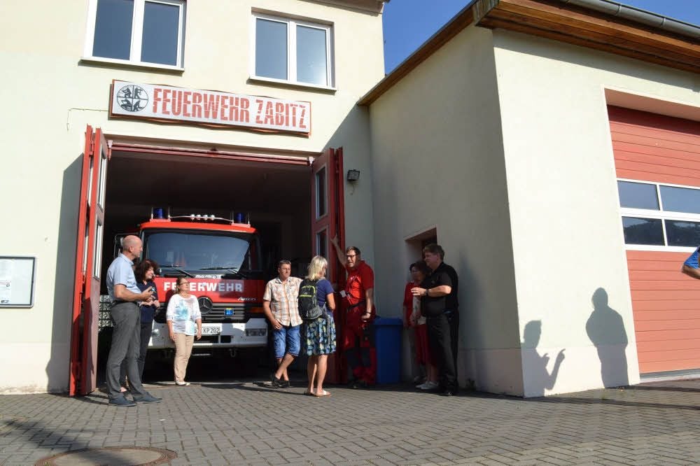 Dass der Freiwilligen Feuerwehr Zabitz die Kameraden ausgehen, bereitet Wehrleiter Andreas Hafermalz (4. v. r.) große Sorgen.