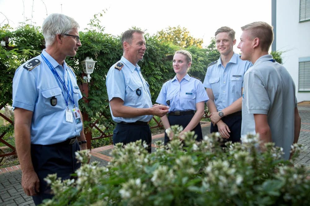General Michael Traut (2. v. l.) und Oberstleutnant Jörg Zinnert (l.) im Gespräch mit jungen Offizieranwärtern und Segelfliegern.