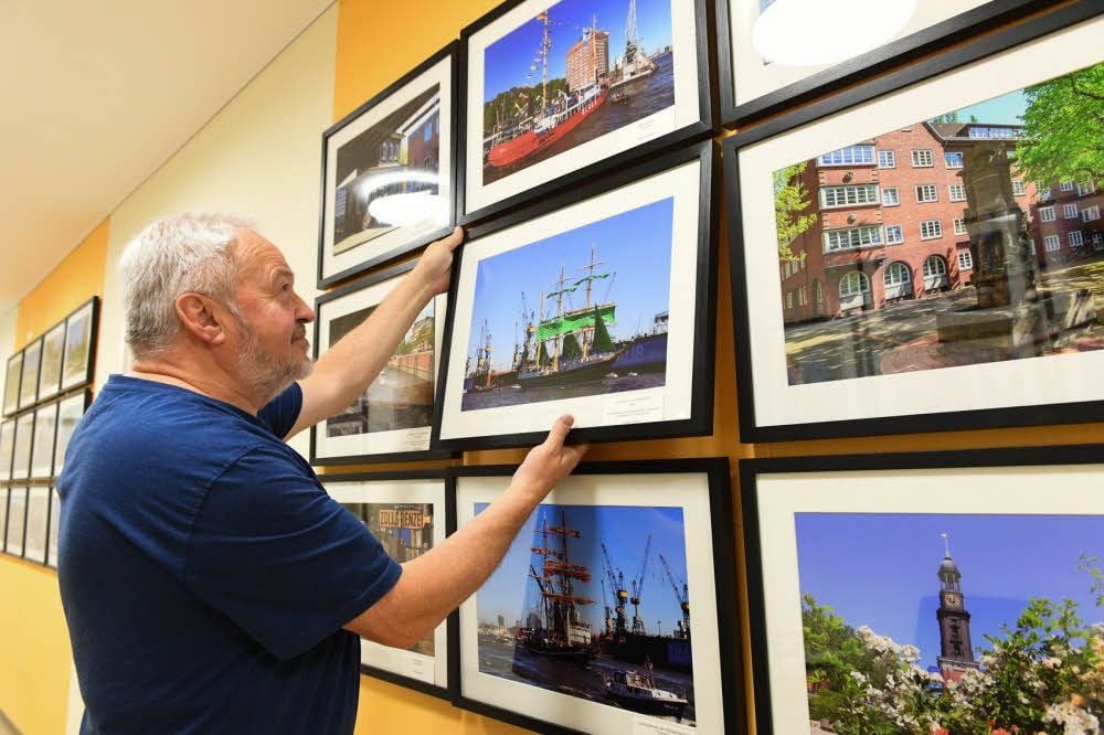 Dicht an Dicht hängt Hartmut Steckert die fotografierten Hamburg-Impressionen in Sven Dünkels Orthopädischer Praxis auf. Die 85 Aufnahmen stammen teils vom ihm, teils von Isabell Daniel, die Hamburg als ideales Fotomotiv für sich entdeckt hatte. Und mit ihrer Hamburg-Leidenschaft hat sie Steckert schließlich angesteckt.