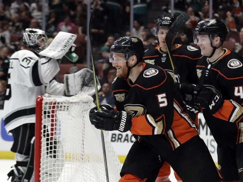 Korbinian Holzer (M) spielt in der NHL für die Anaheim Ducks. Foto: Marcio Jose Sanchez/AP