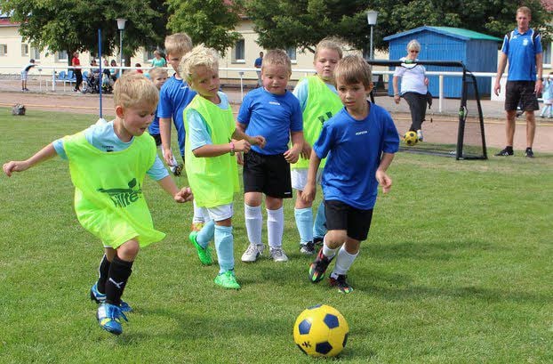 Früh übt sich, wer ein Meister werden will. Die Bambinis zeigten, wie sie mit dem Ball umgehen können.