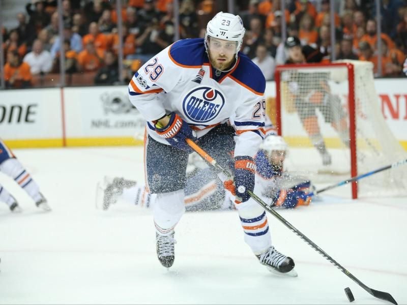 Steht für die Edmonton Oilers auf dem Eis: Leon Draisaitl. Foto: Peter Joneleit/Cal Sport Media/Zuma