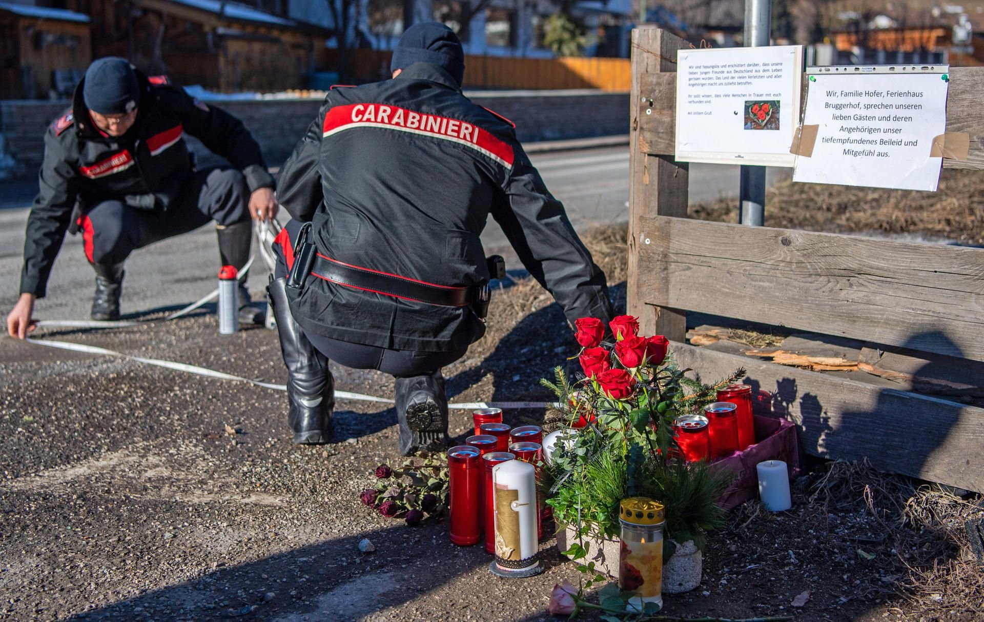 Einsatzkräfte der Carabinieri an der Unfallstelle