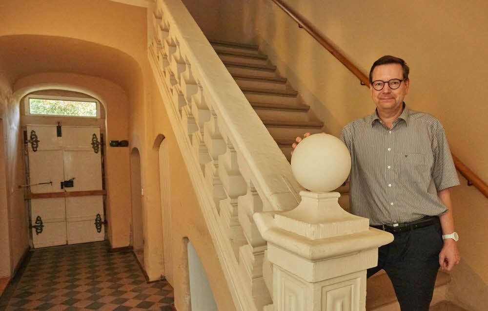 Heribert Pauk zeigt den Besuchern am Sonntag das sanierte Barockhaus in der Leipziger Straße 5.
