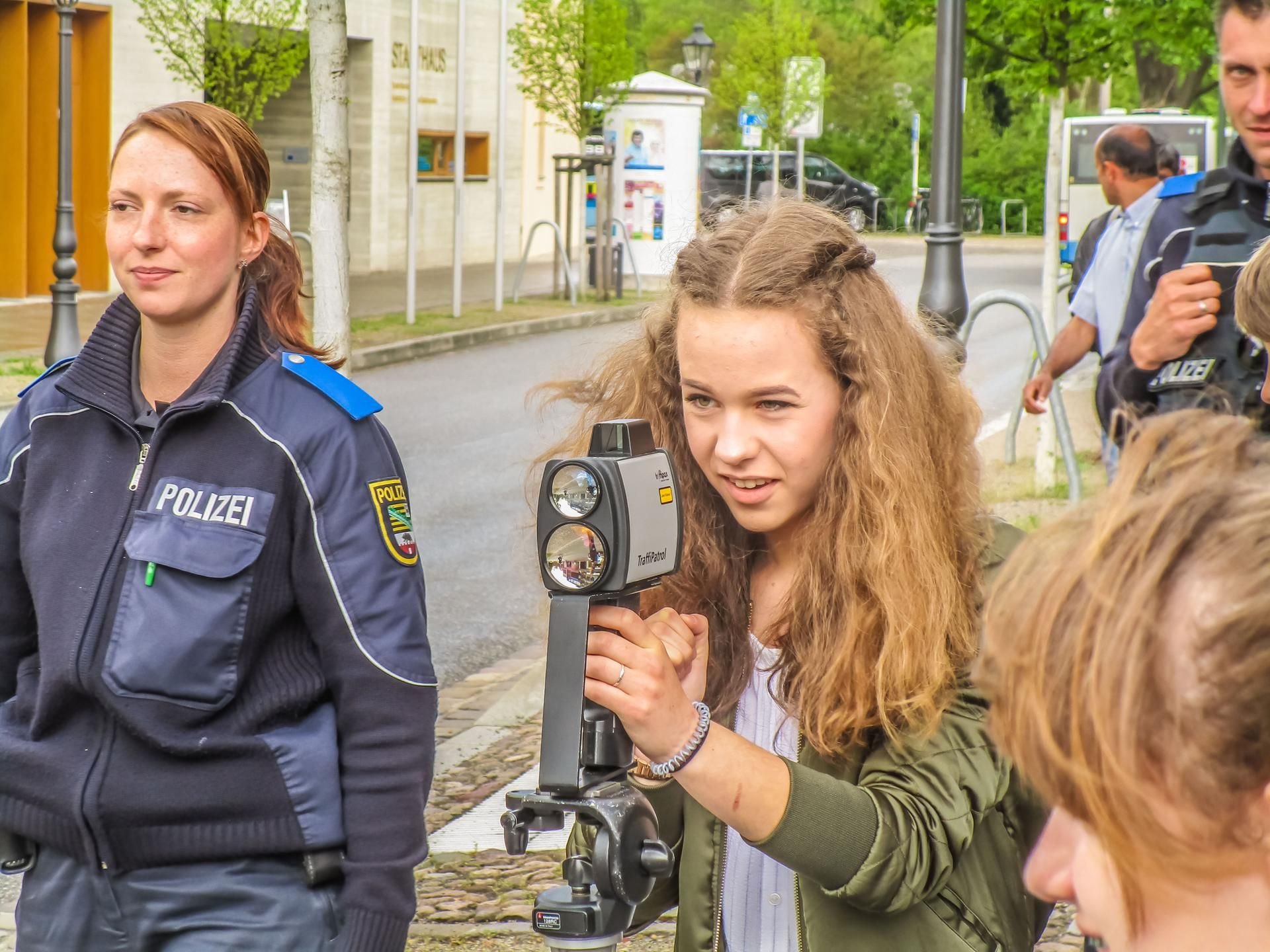 Beim Zukunftstag darf auch mal eine Schülerin Tempo kontrollieren.