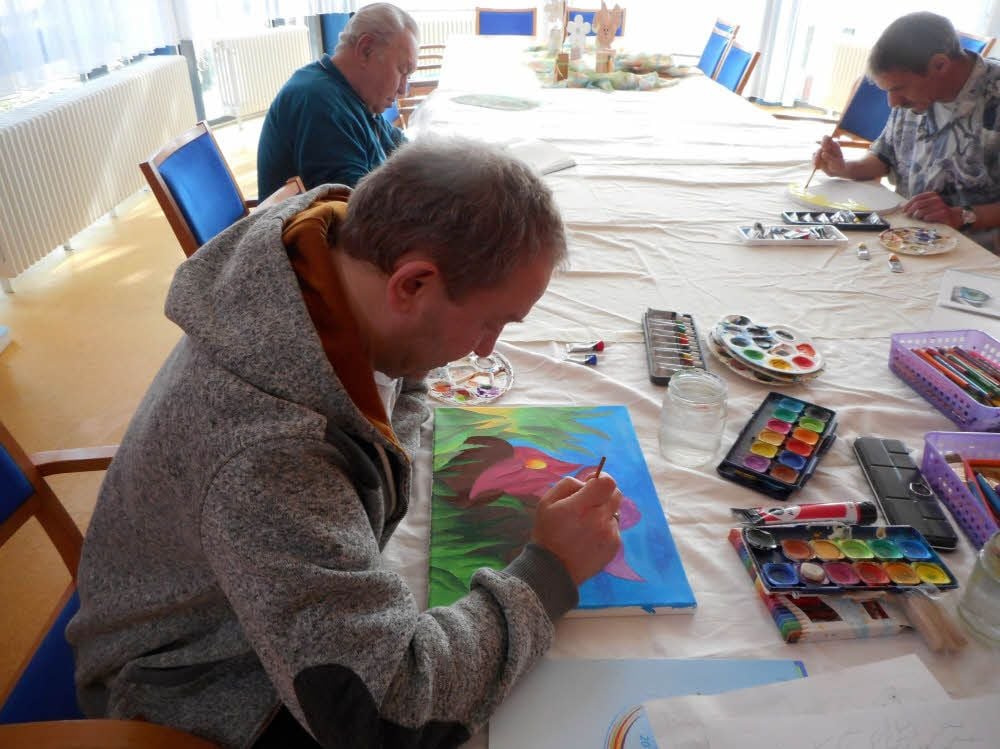 „Sprungbrett“-Bewohner beim Kunstprojekt „Malen kennt keine Grenzen“, das vom Künstler Michael R. Dyroff geleitet wird.