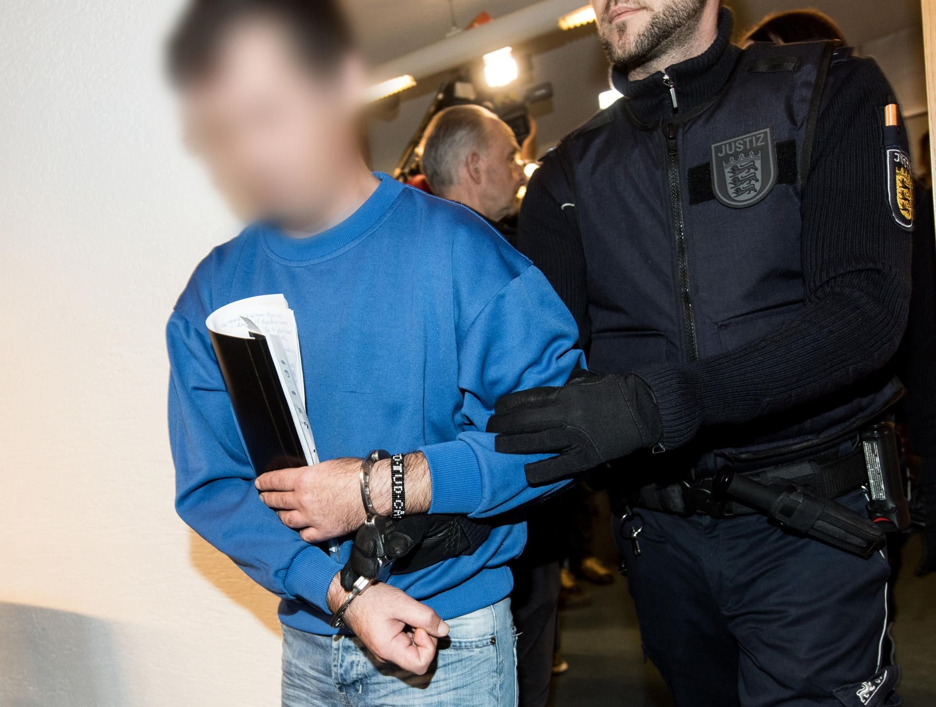 Ein wegen Mordes und besonders schwerer Vergewaltigung angeklagter 40-jähriger Lastwagenfahrer aus Rumänien ist zu lebenslanger Haft verurteilt worden.