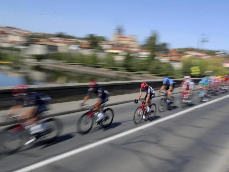 Am zweiten Ruhetag wurden bei allen 22 Tour-Teams insgesamt 785 Kontrollen auf das Coronavirus durchgeführt. Foto: Thibault Camus/AP/dpa