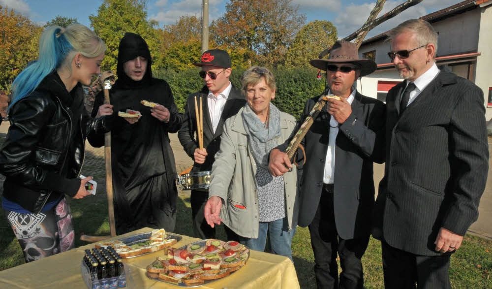 Ulla Fauck (Mitte) serviert den Mitgliedern des Kirmes- und Traditionsvereins Uftrungen Schnittchen.