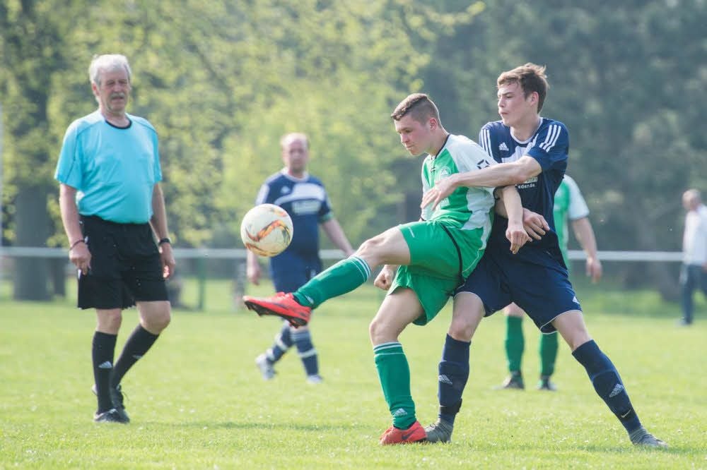 Gästespieler Rico Krippendorf schießt vor GSV-Akteur Fabian Peschke. Schiedsrichter Siegfried Zille beobachtet die Szene.