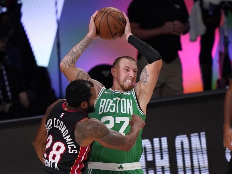 Daniel Theis (r) bestreitet mit den Boston Celtics in der NBA derzeit die Finalspiele der Eastern Conference. Foto: Mark J. Terrill/AP/dpa