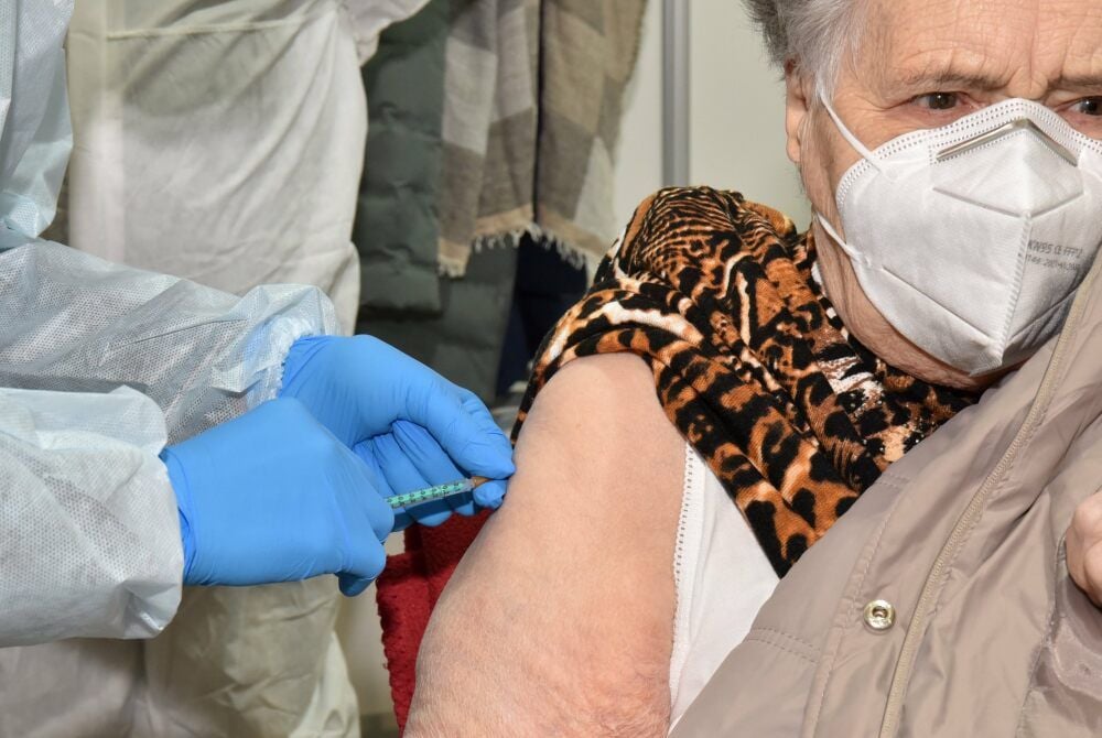 Waltraud Geißler ist die erste Person, die den Schutz im Zorbauer Impfzentrum erhalten hat.