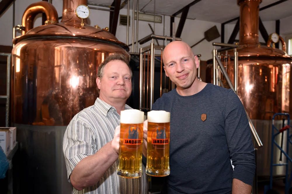 Der Radegaster Frank Holecek (li.) hat jenem Köthener Bier den Namen gegeben, das im „Brauhaus“ von Steffen Nickel (re.) gebraut wird.