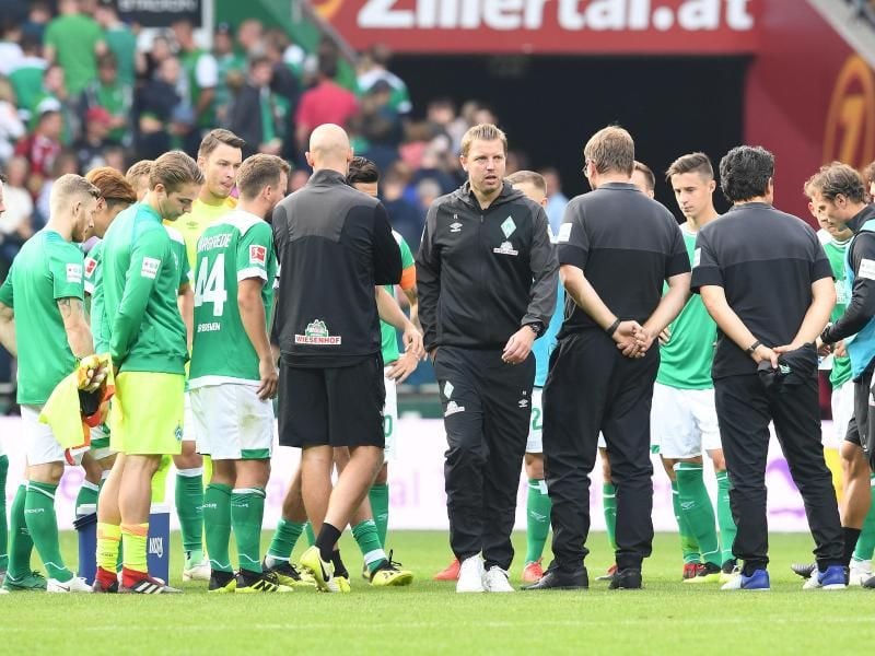 Florian Kohfeldt (M) rief seine Mannschaft nach Spielschluss noch einmal zusammen. Foto: Carmen Jaspersen