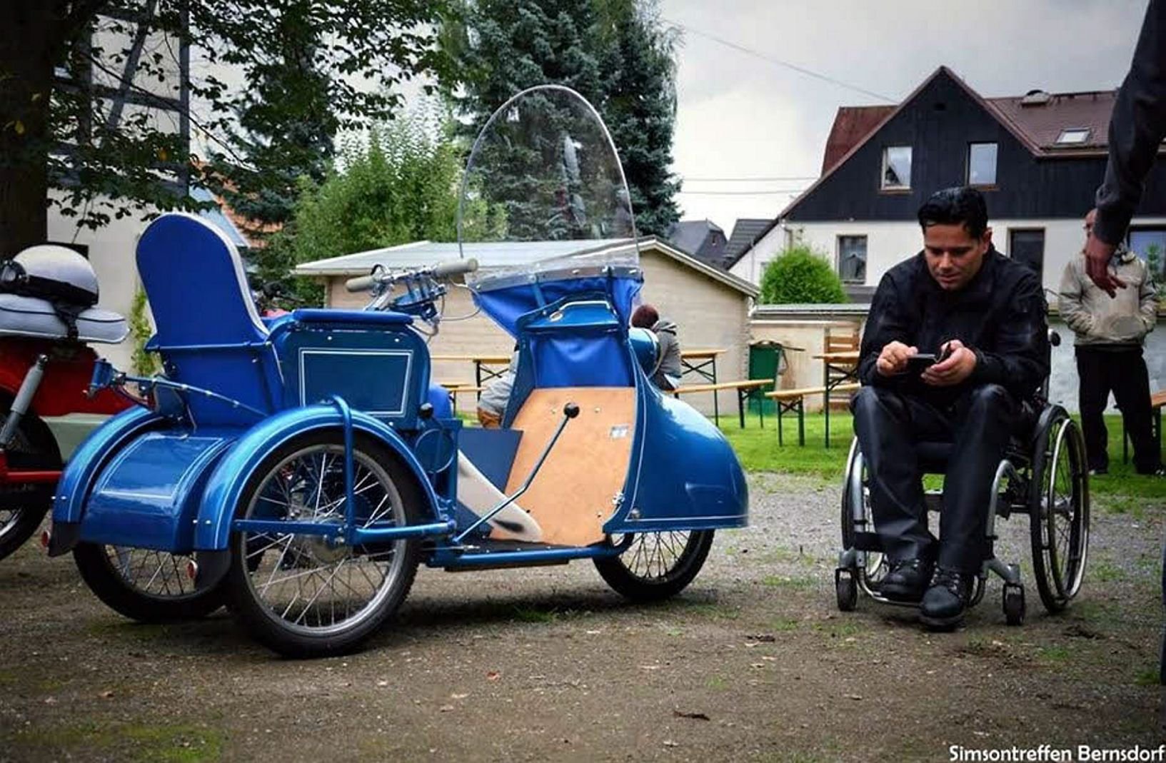Marco Oeser (am Mikrofon) hat seine Liebe zur Simson auch als Rollstuhlfahrer bewahrt. Er fährt nun einen umgebauten „Duo“ aus Simson-Teilen.
