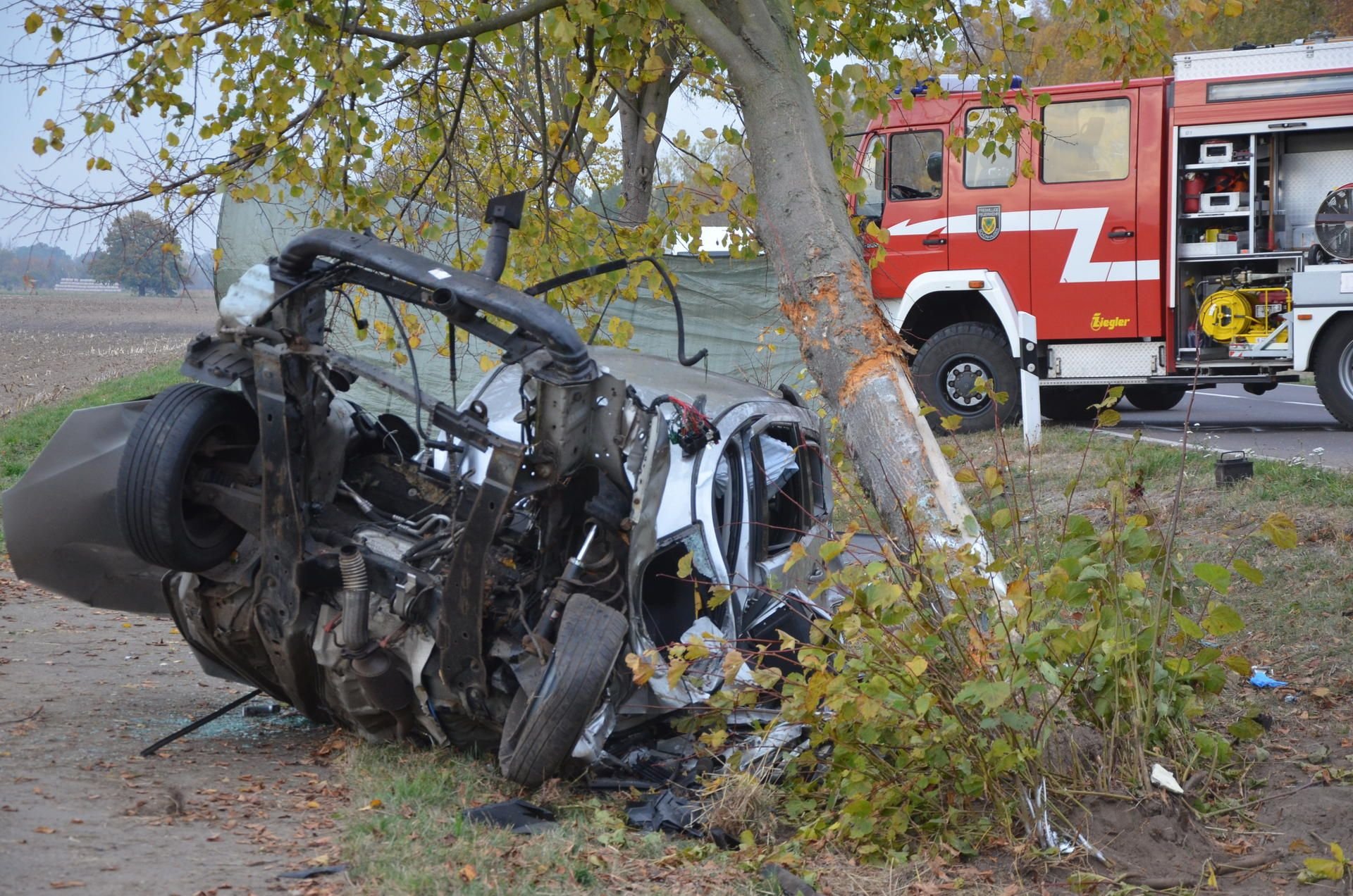 Ein zerstörtes Auto ist nach einem Unfall auf der Bundesstraße 170 zu sehen.