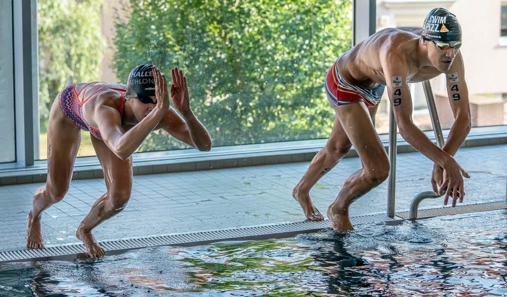 Pauline Feussner (l.) und Wllly Hirsch proben für den Ernstfall: Dem Gisa-Triathlon mit Saaleschwimmen.