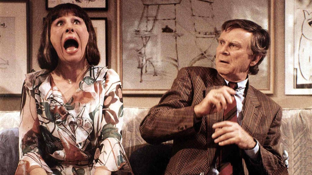 Pappa ante Portas: Der frühzeitig pensionierte Heinrich Lohse (Loriot) kann sich nur schwer an den familiären Alltag mit Besuchen liebeshungriger Nachbarinnen (Dagmar Biener) gewöhnen.
