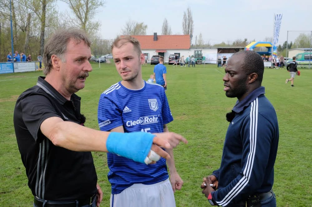 Drei Tage lang eine Lehrstunde: Peter Neururer (links) und Hans Sarpei geben Kapitän David Reza auch beim Derby gegen Landsberg wertvolle Tipps.