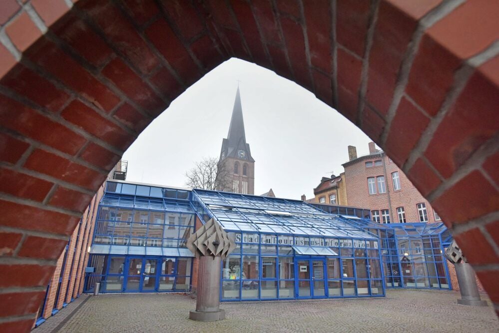 Der inzwischen reparaturbedürftige Glasanbau des Bitterfelder Rathauses.