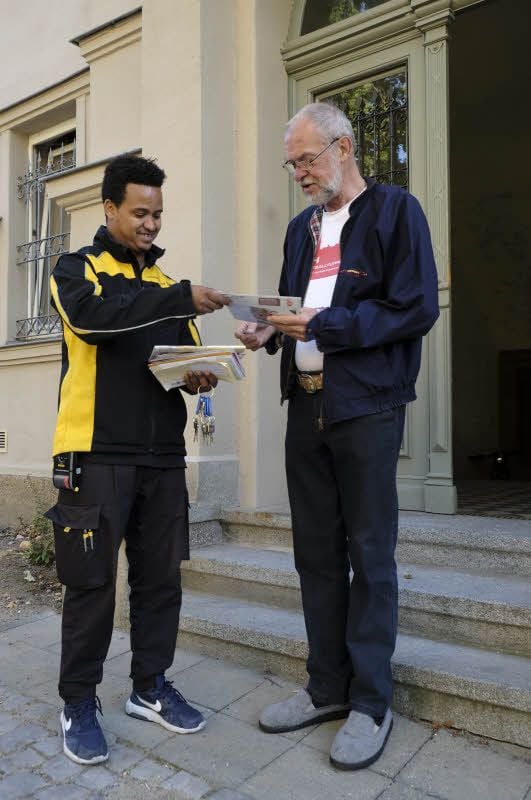 Ghrmay Robel in seinem Element: Der 27-jährige Eritreer verteilt Post wie hier an Gernot Ochs.