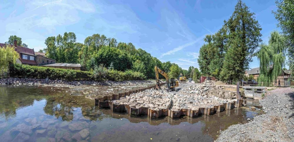 Blick aus Richtung Wehr an der Selke in Reinstedt, hinter dem das Wasser 1,80 Meter zuvor tief fiel, flussabwärts: Links ist die schon fertige Sohlengleite zu sehen.