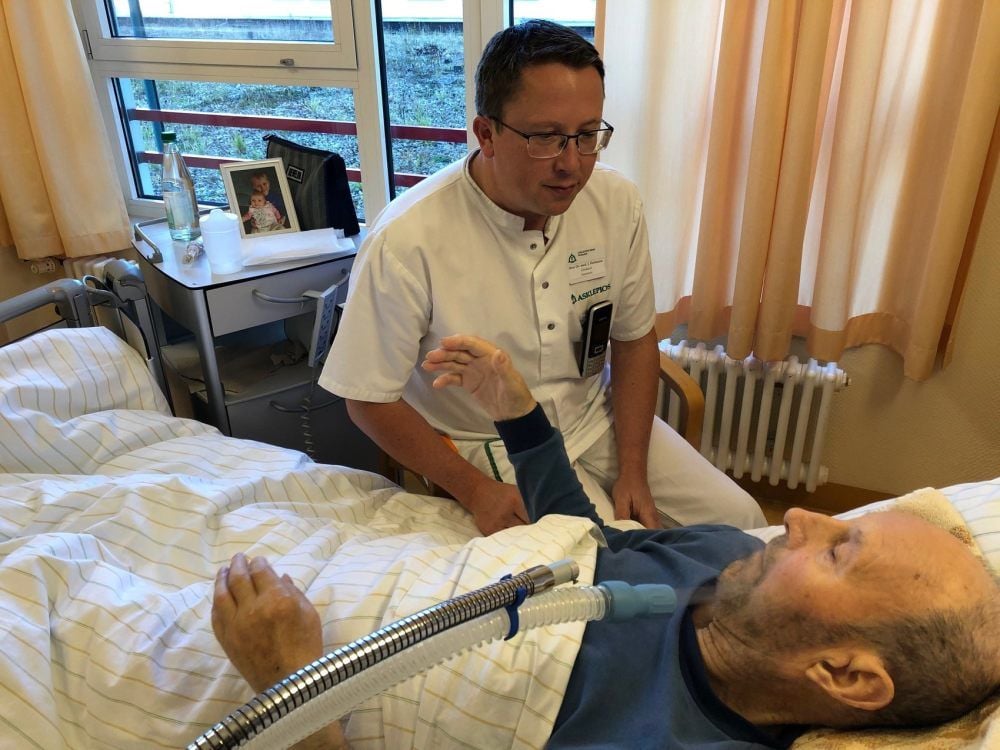 Jörg Hofmann im Gespräch mit einem seiner Patienten, dem 87-jährigen Walter Ulbrich.
