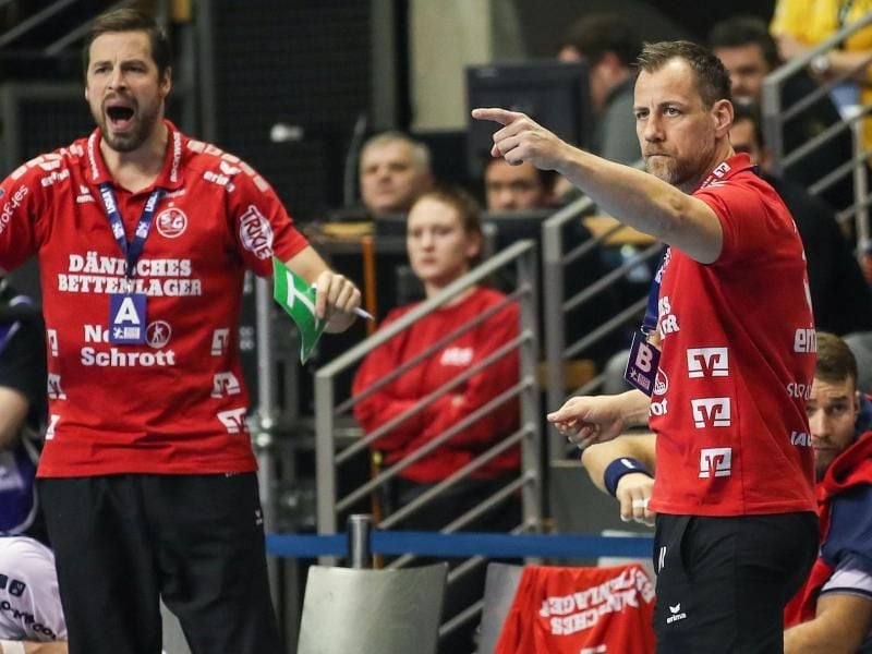 Trainer Maik Machulla (r) und Co-Trainer Mark Bult von Flensburg gestikulieren am Spielfeldrand. Foto: Andreas Gora/dpa