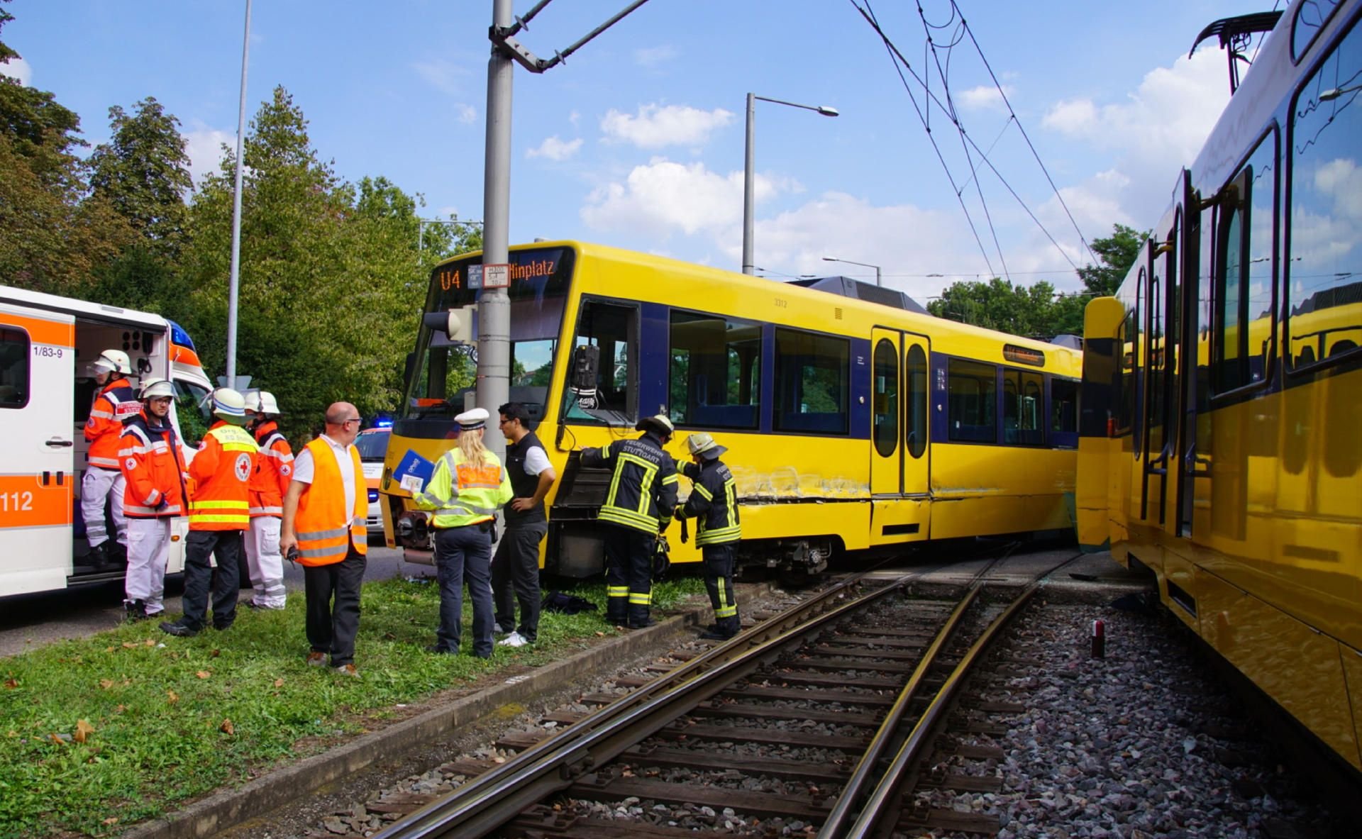 Zwei Stadtbahnen sind im Stadtteil Untertürkheim zusammengestoßen. Mindestens ein Mensch wurde bei dem Unfall schwer verletzt.
