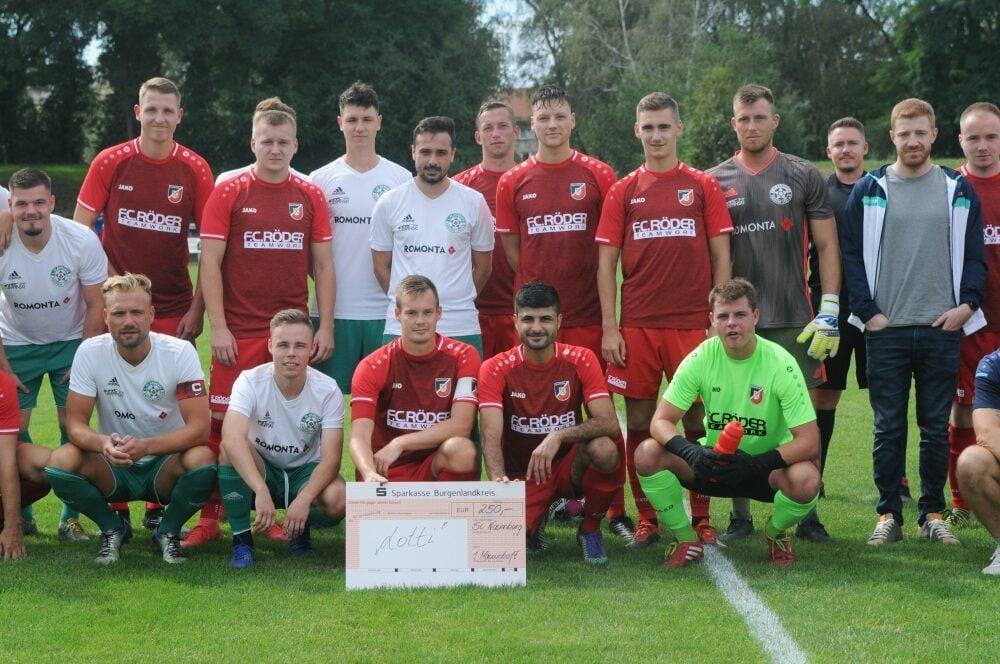 Der krebskranken kleinen Charlotte aus Weißenfels hat die erste Männermannschaft des SC Naumburg - hier vor dem Anpfiff der Landespokal-Partie gegen die Romonta-Kicker - 250 Euro gespendet. Ganz links im Bild: der aus Wohlmirstedt stammende Marcus Paulik, der jetzt für Verbandsligist Amsdorf spielt.