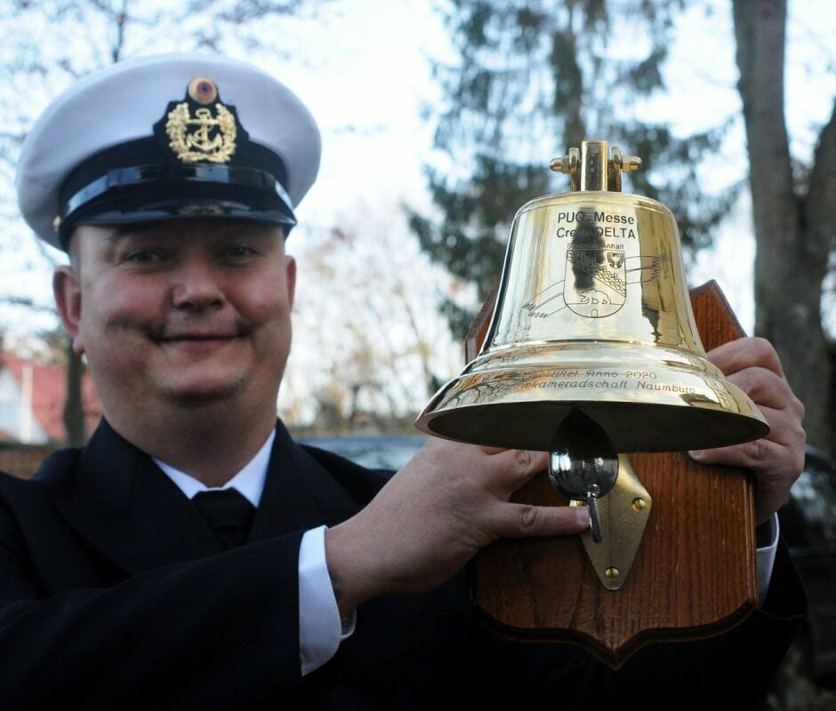 Michael Gentsch präsentiert die von ihm und seinen Mitstreitern von der Marinekameradschaft Naumburg gestiftete Schiffsglocke, die künftig die PUO-Messe der Fregatte „Sachsen-Anhalt“ schmücken wird.