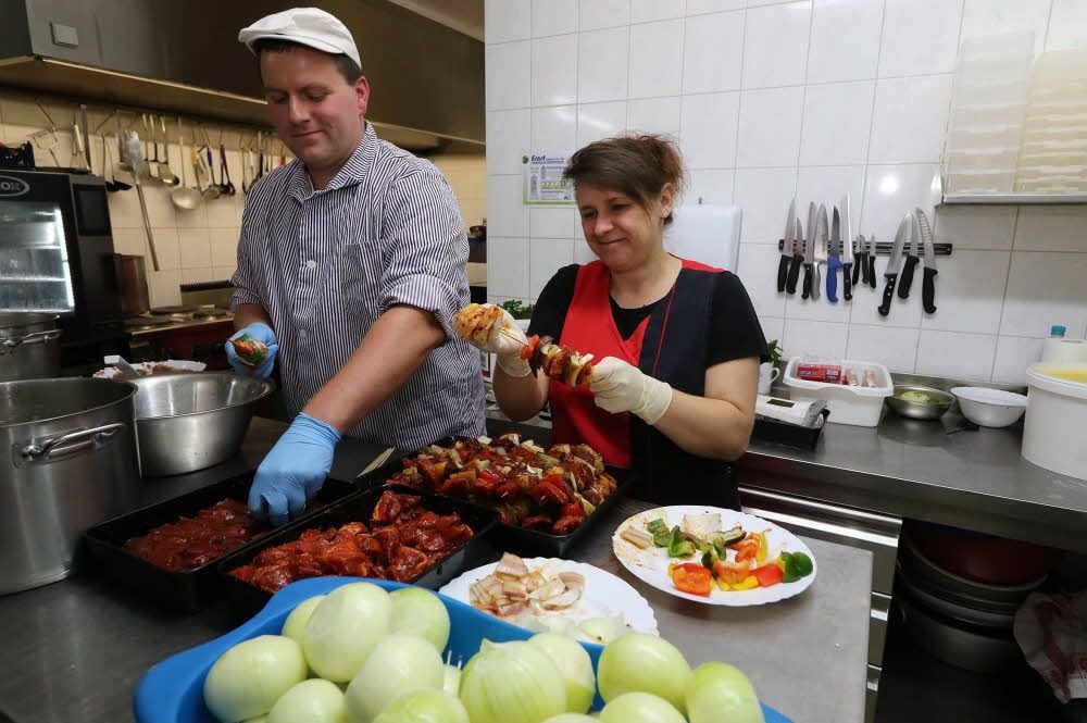 Kerstin Lenneper und Hofladen-Chef Enrico Vogler stecken Schaschlikspieße für das Catering bei einer großen Hochzeitsfeier.