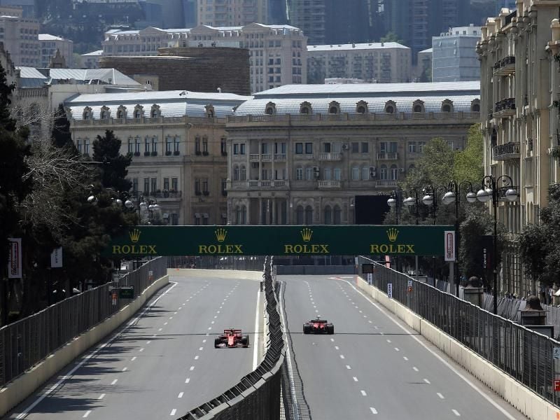Begegnung beim Training auf der Rennstrecke von Baku: Charles Leclerc (l) und Sebastian Vettel (r) in Aktion. Foto: Photo4/Lapresse/Lapresse via ZUMA Press/dpa