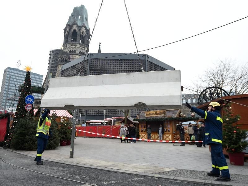 Auf dem Weihnachtsmarkt am Breitscheidplatz in Berlin wurden vor der Wiedereröffnung Betonsperren installiert. Dort hatte ein Attentäter einen Lastwagen auf den Markt zu Füßen der Gedächtniskirche gesteuert und zwölf Menschen getötet.