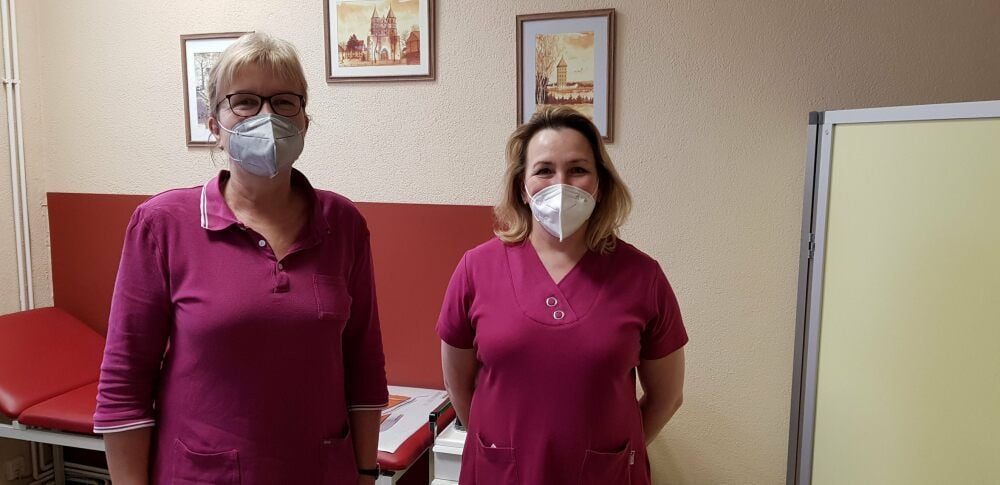 Die Ärztin Dagmar Zake (li.) mit ihrer Kollegin Larissa Ostermüller