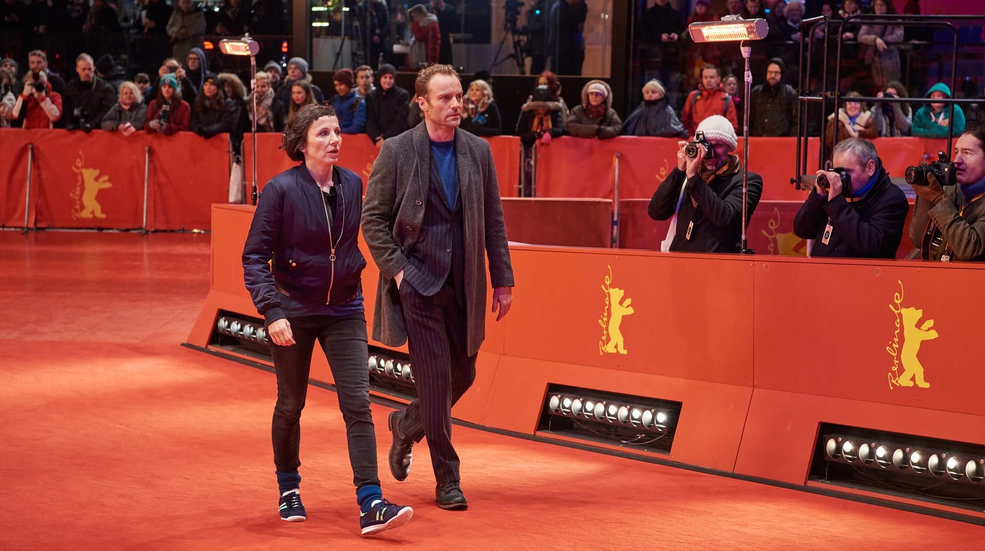 Die Ermittler Nina Rubin (Meret Becker) und Robert Karow (Mark Waschke) gehen bei ihren Ermittlungen über den roten Teppich der Berlinale.