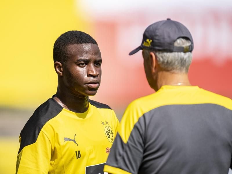 Youssoufa Moukoko (l) steht nun im Dortmunder Profikader. Foto: David Inderlied/dpa