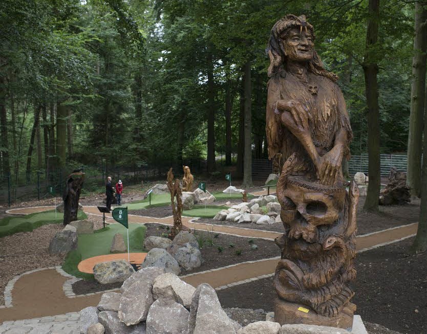 Gespielt wird hier unter den bösen Blicken der Romanhexen: Die großen Holzskulpturen sind auf der gesamten Anlage zu bewundern.