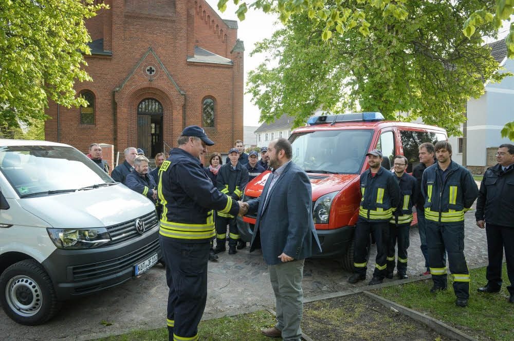 Bürgermeister Thomas Schneider (rechts) hat Ortswehrleiter Dirk Glistau die Schlüssel für die neuen Fahrzeuge übergeben.