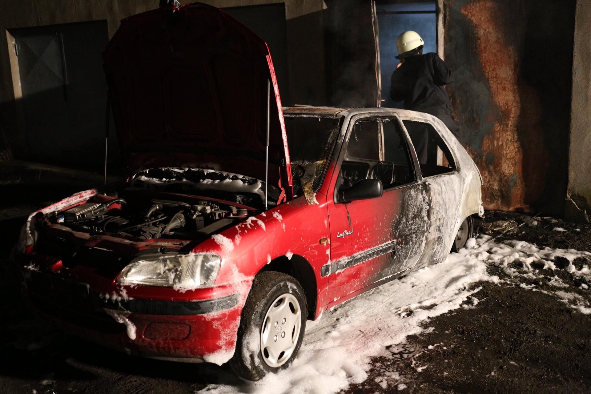 Der abgemeldete Peugeot brannte aus.