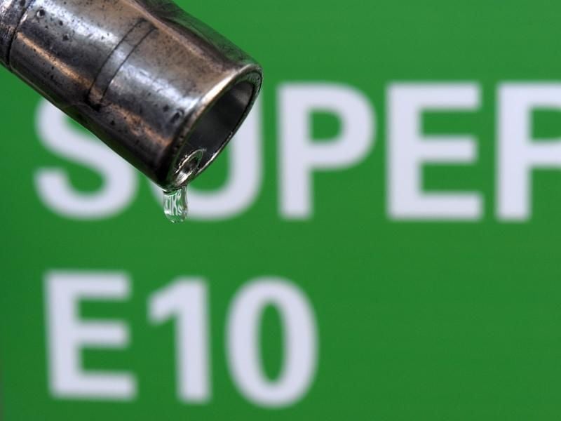 An vielen Tankstellen kostet der Biosprit E10 nun genauso viel wie Super (E5). Foto: David-Wolfgang Ebener/dpa