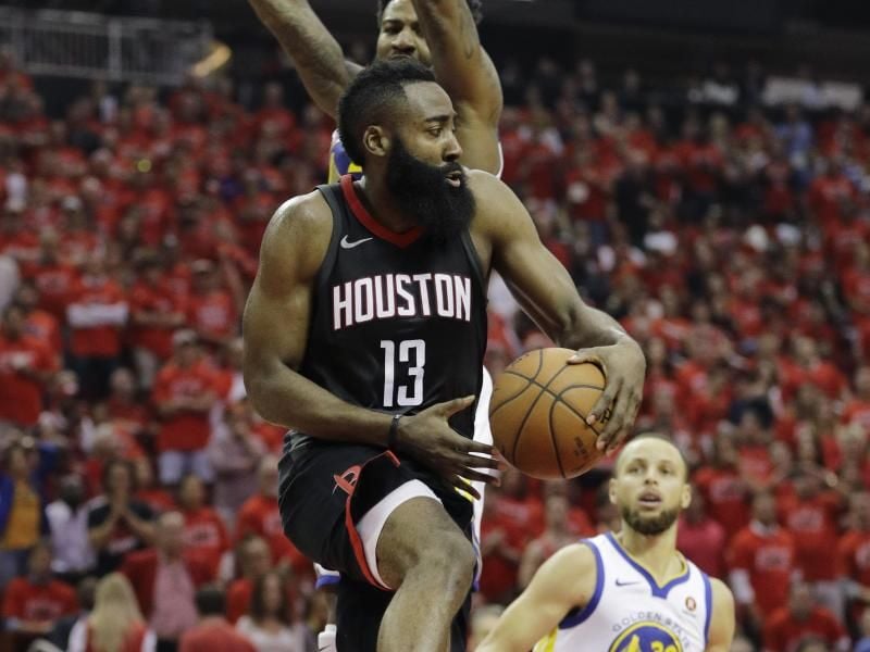 Obenauf: James Harden (M,) von den Houston Rockets. Foto: David J. Phillip/AP