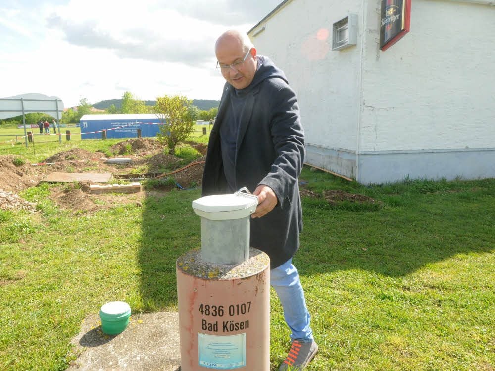 Abteilungsleiter Rainer Hase an der Grundwassergüte-Messstelle, die Ursache für die Brunnen-Probleme war.