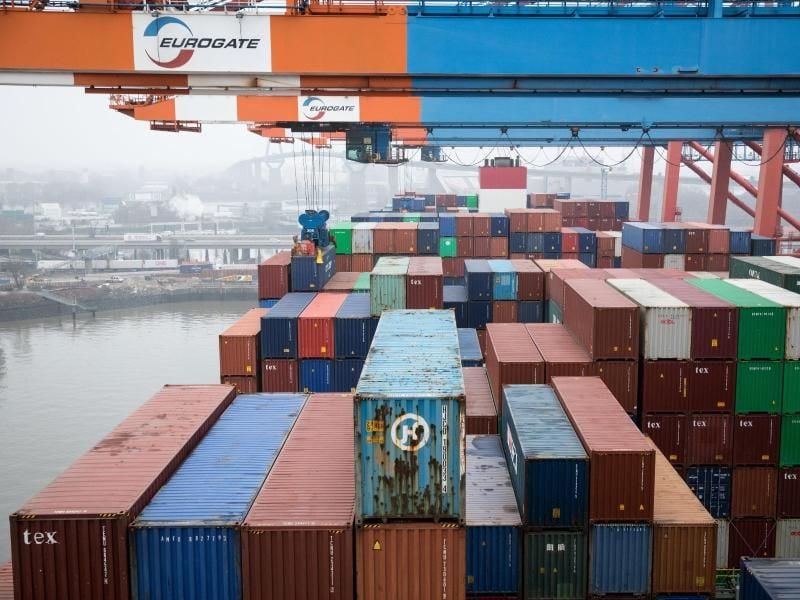 Container werden von einem Frachter am Terminal Eurokai (Eurogate) im Hafen Hamburg gelöscht. Foto: Christian Charisius/Archiv