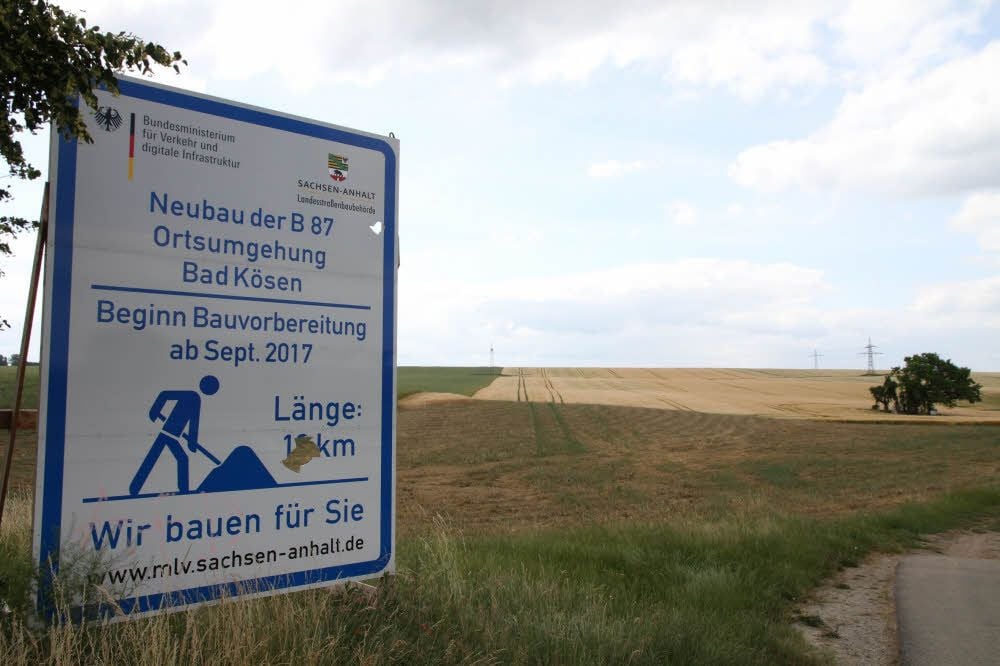 Im November haben nahe Hassenhausen die Bauvorbereitungen für die neue B87 begonnen, jetzt ist die Trasse abgesteckt.
