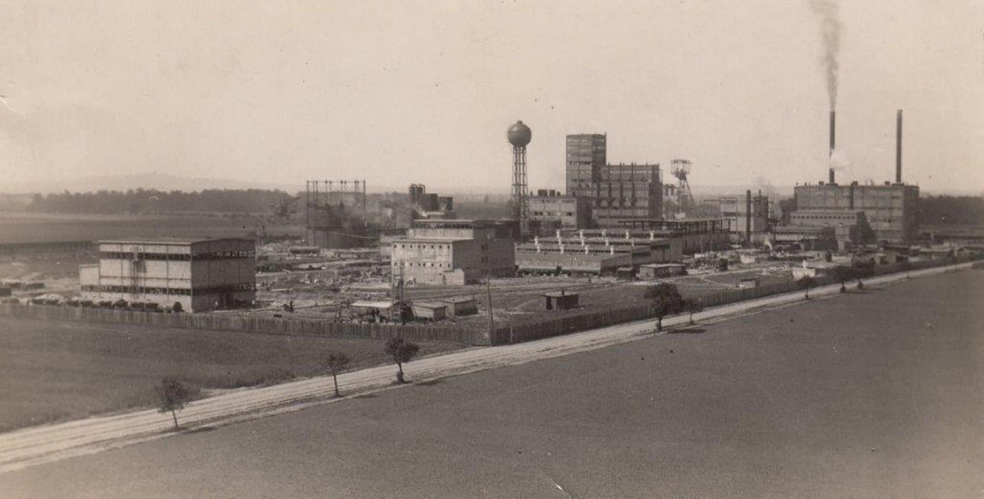 Die Ostansicht des Schwelwerkes Gölzau. Die Aufnahme ist auf Mitte 1928 zu datieren. Das Tanklager fehlt noch, aber das Kraftwerk ist schon wegen der Strom- und Wärmeversorgung in Betrieb. Die Radegaster Straße ist noch ein unbefestigter Feldweg.